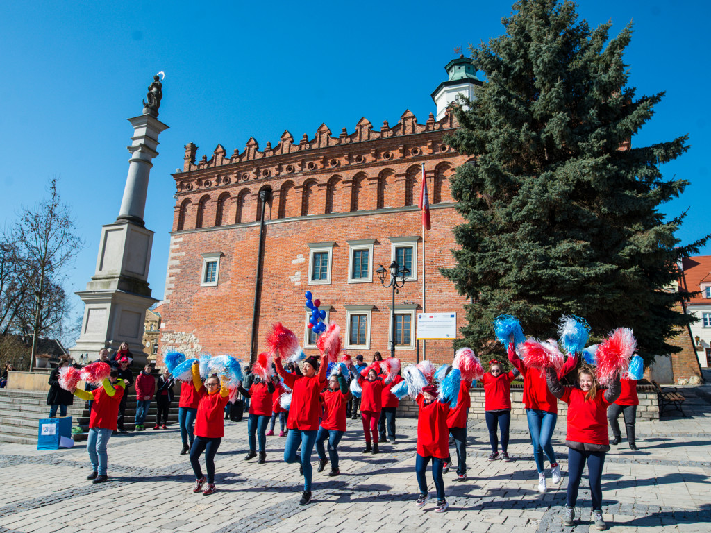 Przemarsz na Rynek i wspólny taniec. Obchody Światowego Dnia Osób z Zespołem Downa w Sandomierzu [zdjęcia]