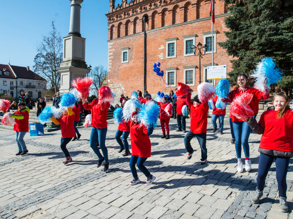 Przemarsz na Rynek i wspólny taniec. Obchody Światowego Dnia Osób z Zespołem Downa w Sandomierzu [zdjęcia]