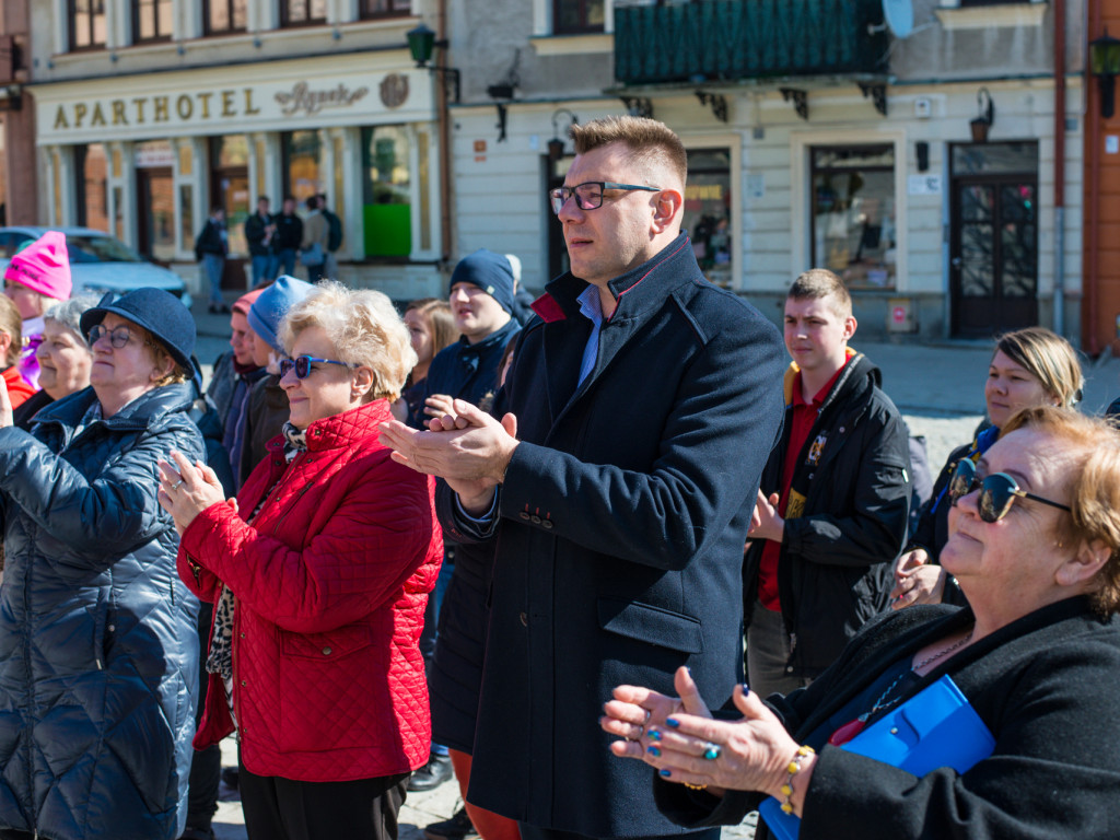 Przemarsz na Rynek i wspólny taniec. Obchody Światowego Dnia Osób z Zespołem Downa w Sandomierzu [zdjęcia]
