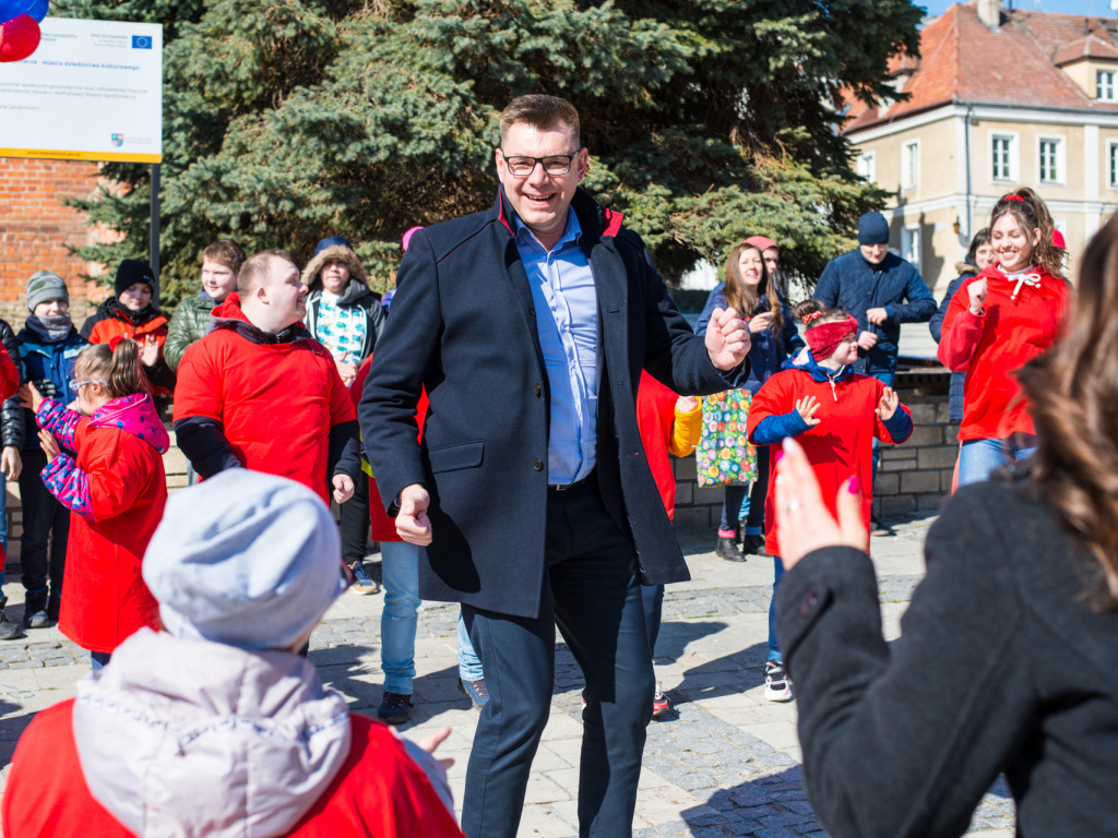 Przemarsz na Rynek i wspólny taniec. Obchody Światowego Dnia Osób z Zespołem Downa w Sandomierzu [zdjęcia]
