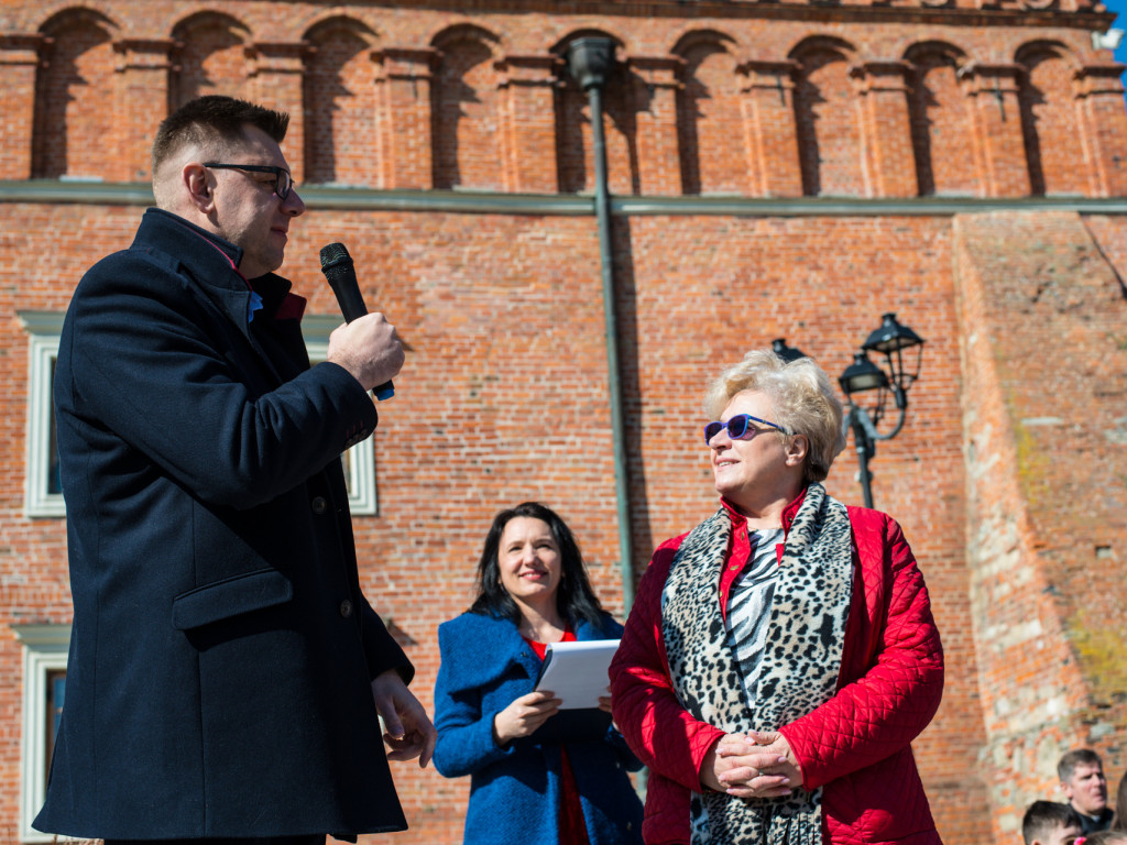 Przemarsz na Rynek i wspólny taniec. Obchody Światowego Dnia Osób z Zespołem Downa w Sandomierzu [zdjęcia]