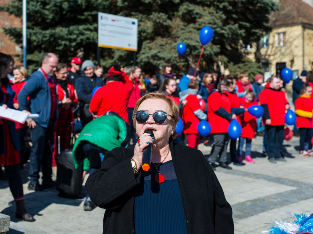 Przemarsz na Rynek i wspólny taniec. Obchody Światowego Dnia Osób z Zespołem Downa w Sandomierzu [zdjęcia]