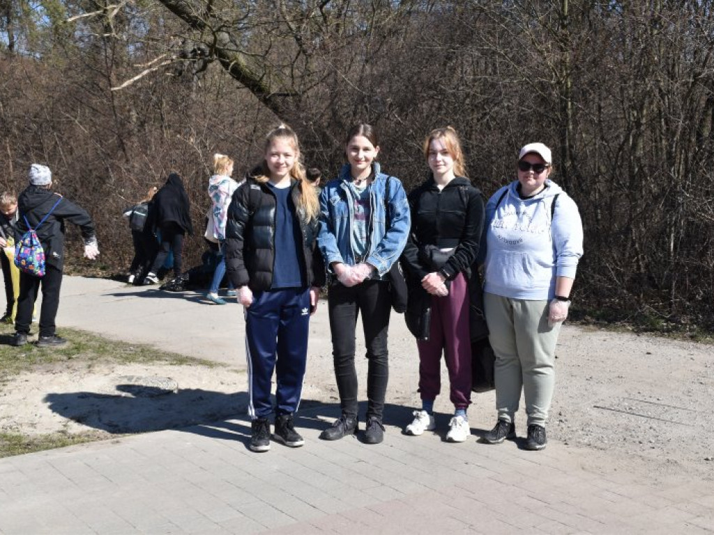 Uczniowie tarnobrzeskiego liceum sprzątają Las Zwierzyniecki [zdjęcia]
