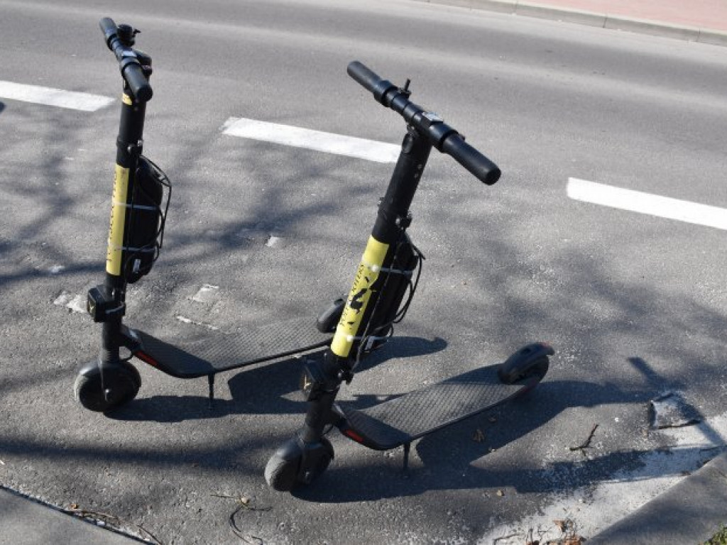W Tarnobrzegu pojawiły się elektryczne hulajnogi. Bez zgody miasta [zdjęcia]