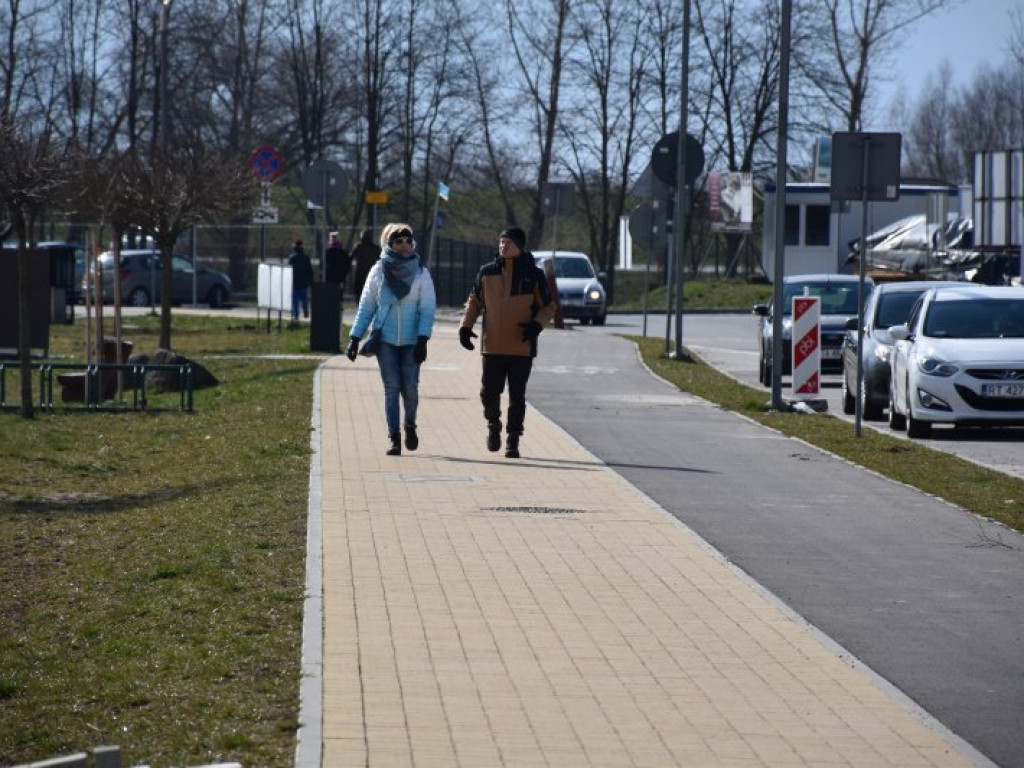 Słoneczna niedziela nad Jeziorem Tarnobrzeskim. Nie brakowało spacerowiczów [zdjęcia]