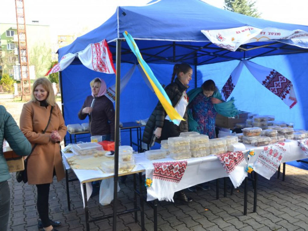 Pierogi sprzedają się jak świeże bułeczki. Ukraiński kiermasz w Tarnobrzegu [zdjęcia]
