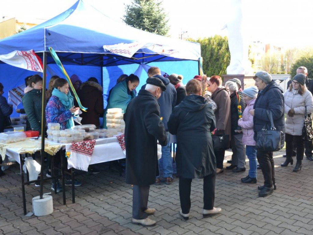 Pierogi sprzedają się jak świeże bułeczki. Ukraiński kiermasz w Tarnobrzegu [zdjęcia]