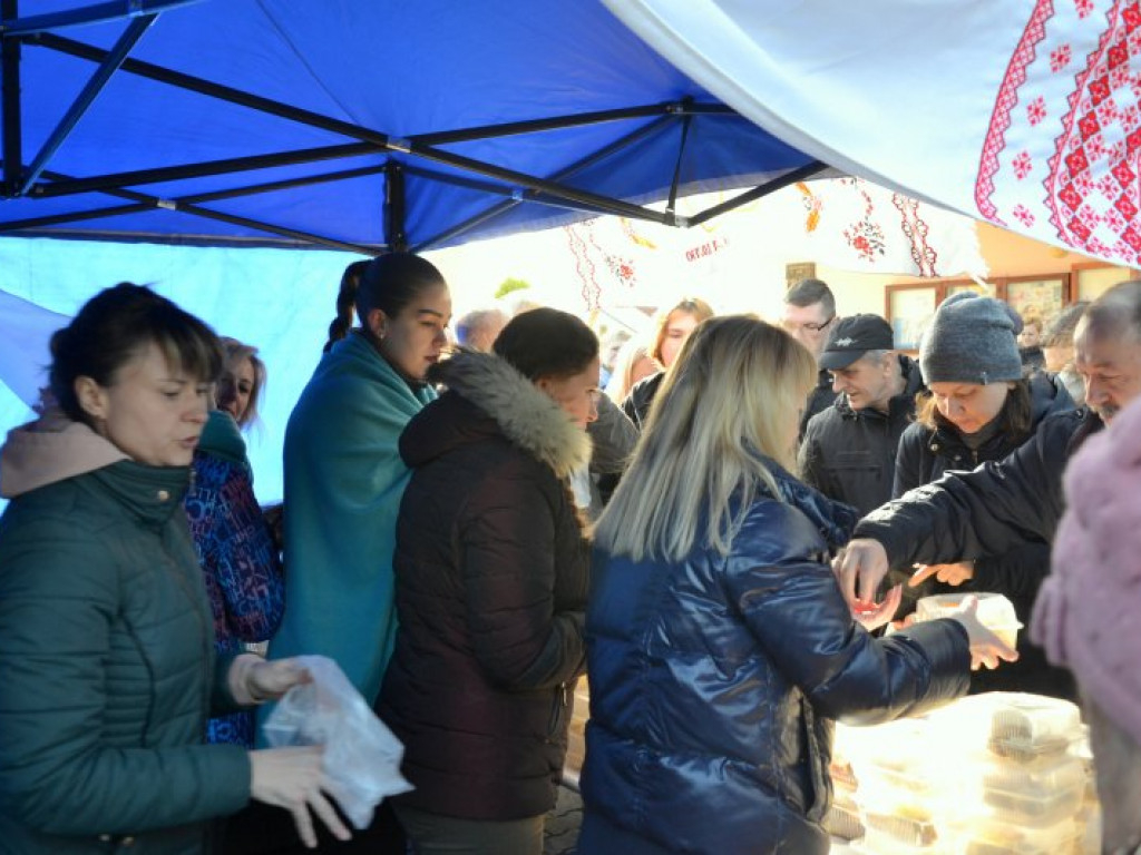 Pierogi sprzedają się jak świeże bułeczki. Ukraiński kiermasz w Tarnobrzegu [zdjęcia]