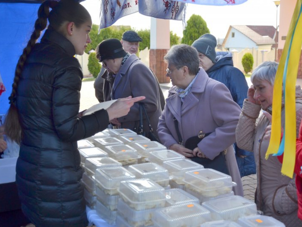 Pierogi sprzedają się jak świeże bułeczki. Ukraiński kiermasz w Tarnobrzegu [zdjęcia]