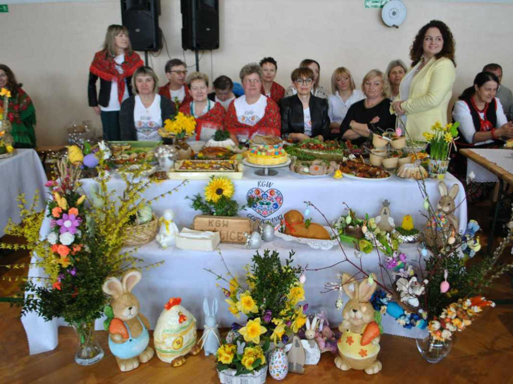 Stoły uginały się od świątecznych specjałów. W Klimontowie odbyło się IX Śniadanie Wielkanocne [zdjęcia]