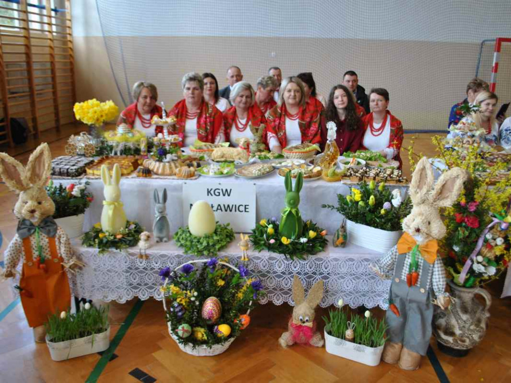Stoły uginały się od świątecznych specjałów. W Klimontowie odbyło się IX Śniadanie Wielkanocne [zdjęcia]