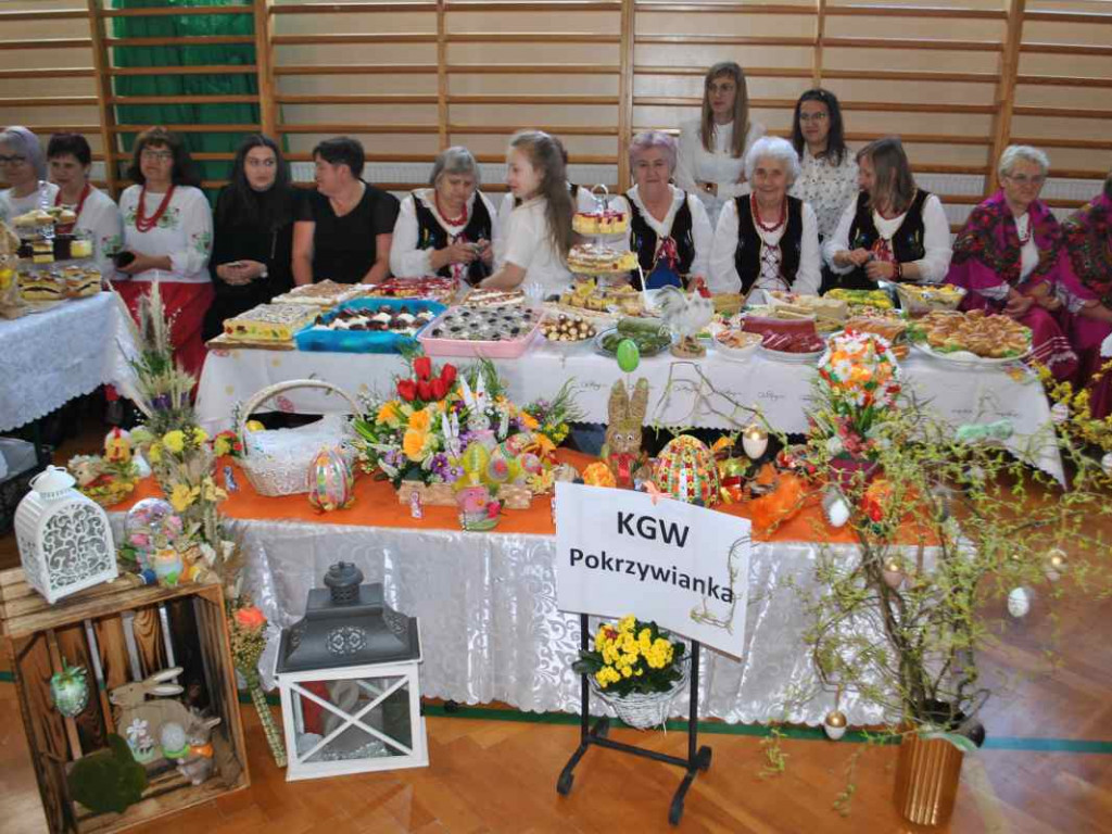 Stoły uginały się od świątecznych specjałów. W Klimontowie odbyło się IX Śniadanie Wielkanocne [zdjęcia]