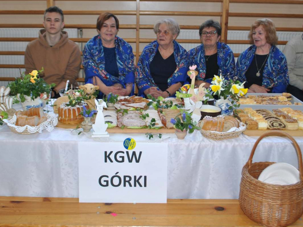 Stoły uginały się od świątecznych specjałów. W Klimontowie odbyło się IX Śniadanie Wielkanocne [zdjęcia]