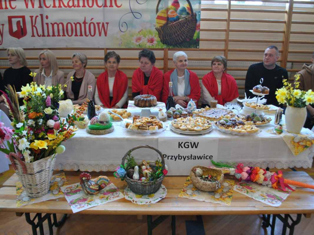Stoły uginały się od świątecznych specjałów. W Klimontowie odbyło się IX Śniadanie Wielkanocne [zdjęcia]
