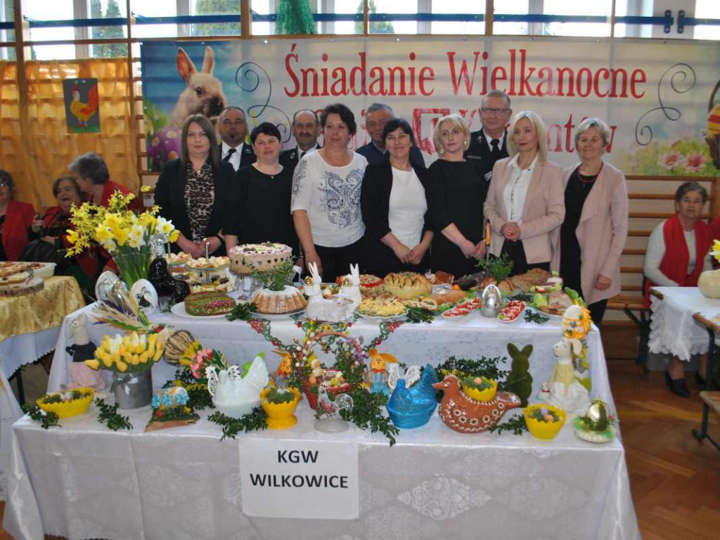 Stoły uginały się od świątecznych specjałów. W Klimontowie odbyło się IX Śniadanie Wielkanocne [zdjęcia]