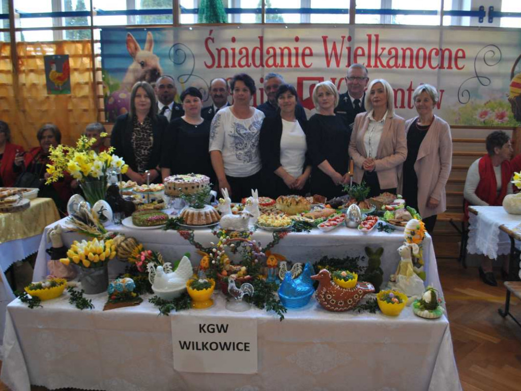 Stoły uginały się od świątecznych specjałów. W Klimontowie odbyło się IX Śniadanie Wielkanocne [zdjęcia]