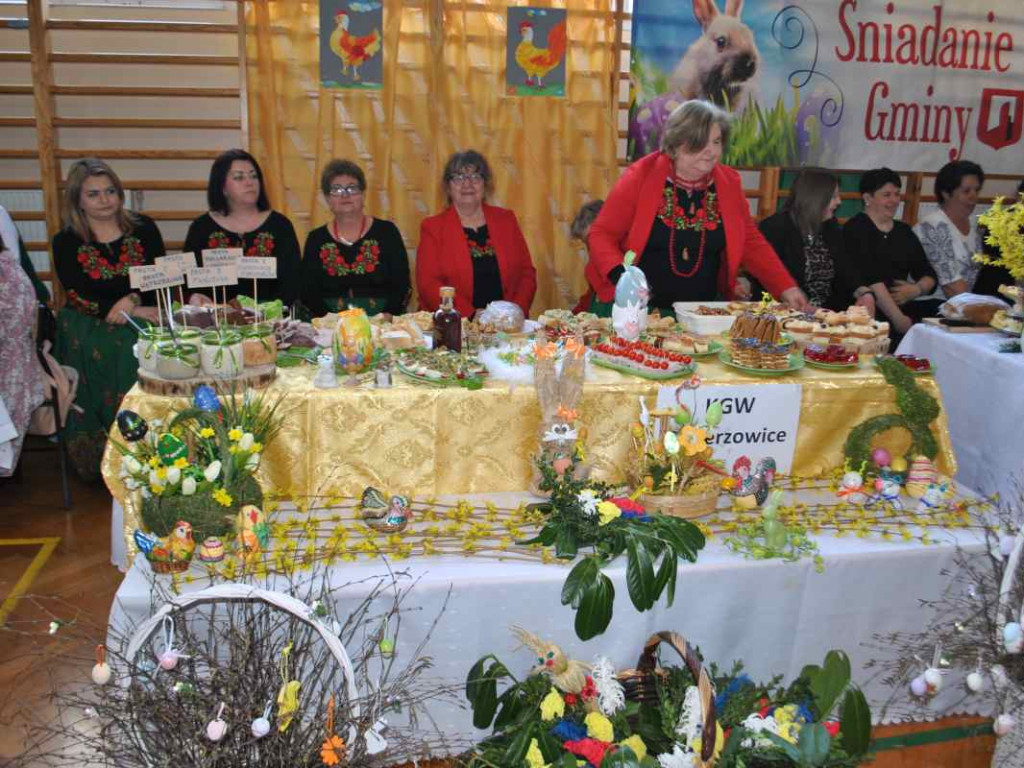 Stoły uginały się od świątecznych specjałów. W Klimontowie odbyło się IX Śniadanie Wielkanocne [zdjęcia]