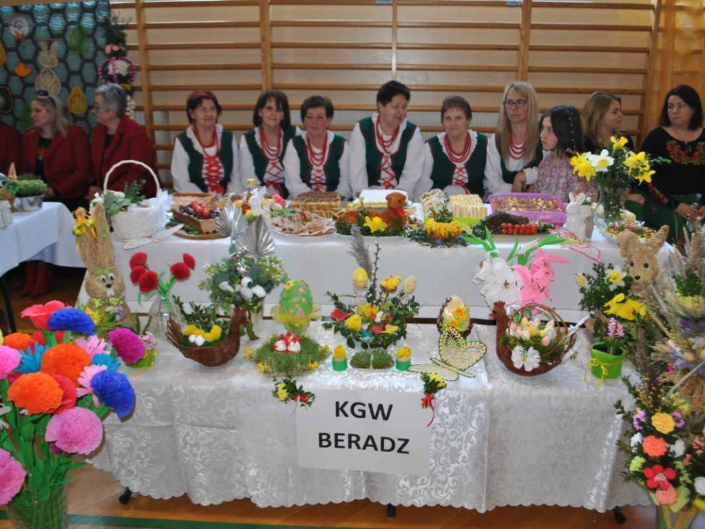 Stoły uginały się od świątecznych specjałów. W Klimontowie odbyło się IX Śniadanie Wielkanocne [zdjęcia]