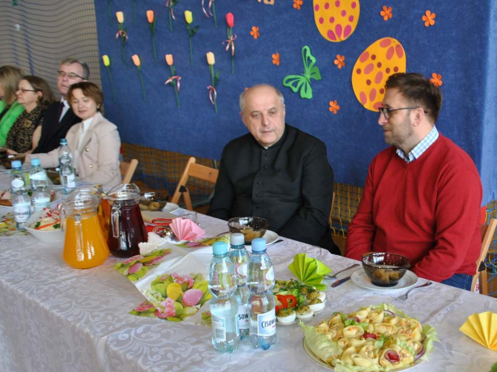 Stoły uginały się od świątecznych specjałów. W Klimontowie odbyło się IX Śniadanie Wielkanocne [zdjęcia]
