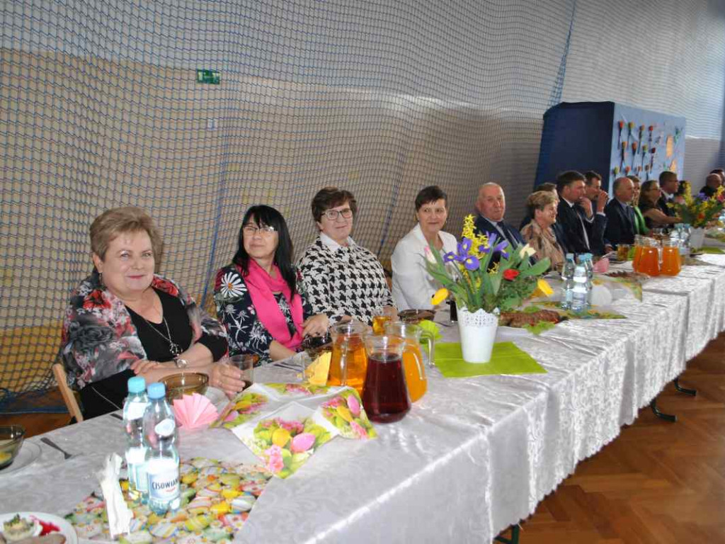 Stoły uginały się od świątecznych specjałów. W Klimontowie odbyło się IX Śniadanie Wielkanocne [zdjęcia]