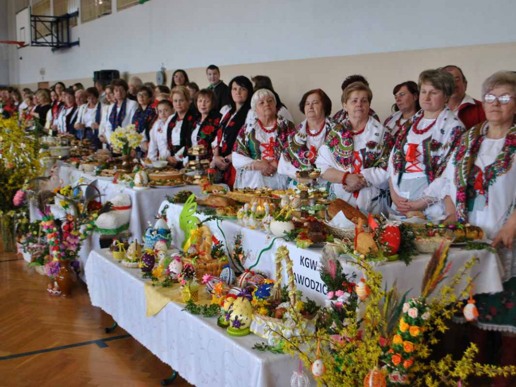Stoły uginały się od świątecznych specjałów. W Klimontowie odbyło się IX Śniadanie Wielkanocne [zdjęcia]
