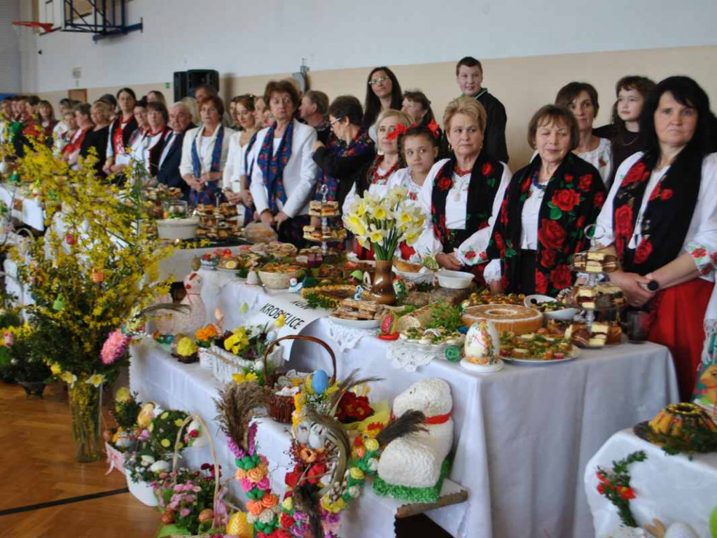Stoły uginały się od świątecznych specjałów. W Klimontowie odbyło się IX Śniadanie Wielkanocne [zdjęcia]