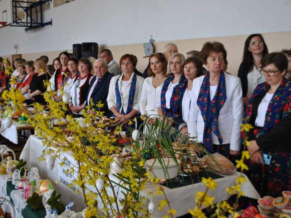 Stoły uginały się od świątecznych specjałów. W Klimontowie odbyło się IX Śniadanie Wielkanocne [zdjęcia]