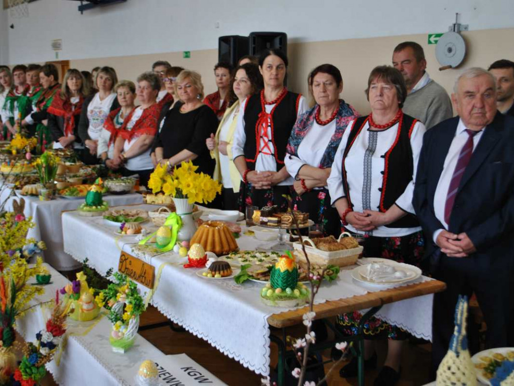 Stoły uginały się od świątecznych specjałów. W Klimontowie odbyło się IX Śniadanie Wielkanocne [zdjęcia]