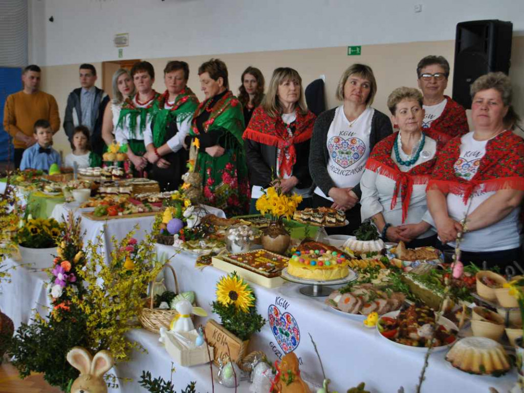 Stoły uginały się od świątecznych specjałów. W Klimontowie odbyło się IX Śniadanie Wielkanocne [zdjęcia]