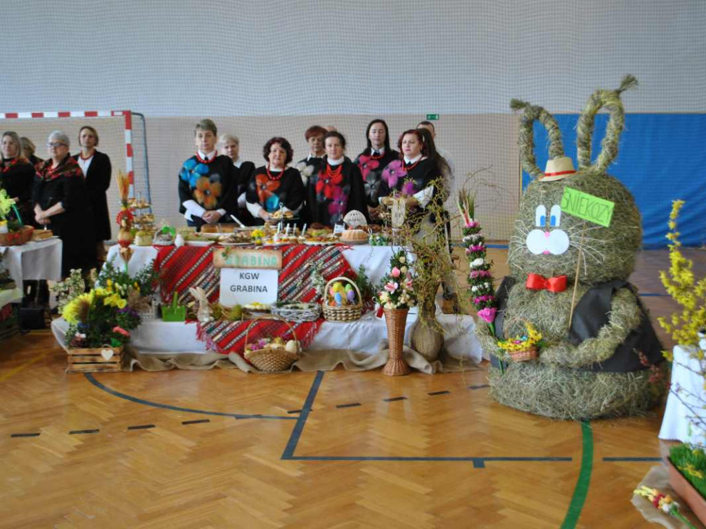 Stoły uginały się od świątecznych specjałów. W Klimontowie odbyło się IX Śniadanie Wielkanocne [zdjęcia]