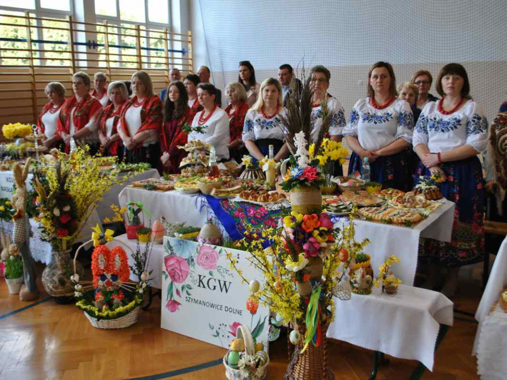 Stoły uginały się od świątecznych specjałów. W Klimontowie odbyło się IX Śniadanie Wielkanocne [zdjęcia]