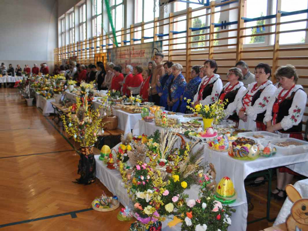Stoły uginały się od świątecznych specjałów. W Klimontowie odbyło się IX Śniadanie Wielkanocne [zdjęcia]