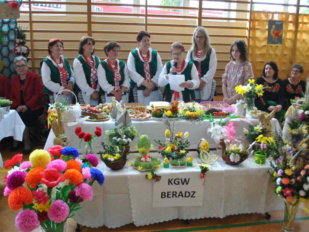 Stoły uginały się od świątecznych specjałów. W Klimontowie odbyło się IX Śniadanie Wielkanocne [zdjęcia]