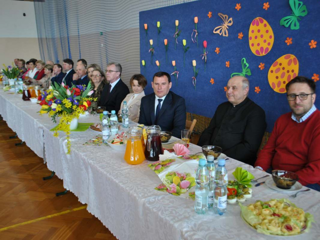 Stoły uginały się od świątecznych specjałów. W Klimontowie odbyło się IX Śniadanie Wielkanocne [zdjęcia]