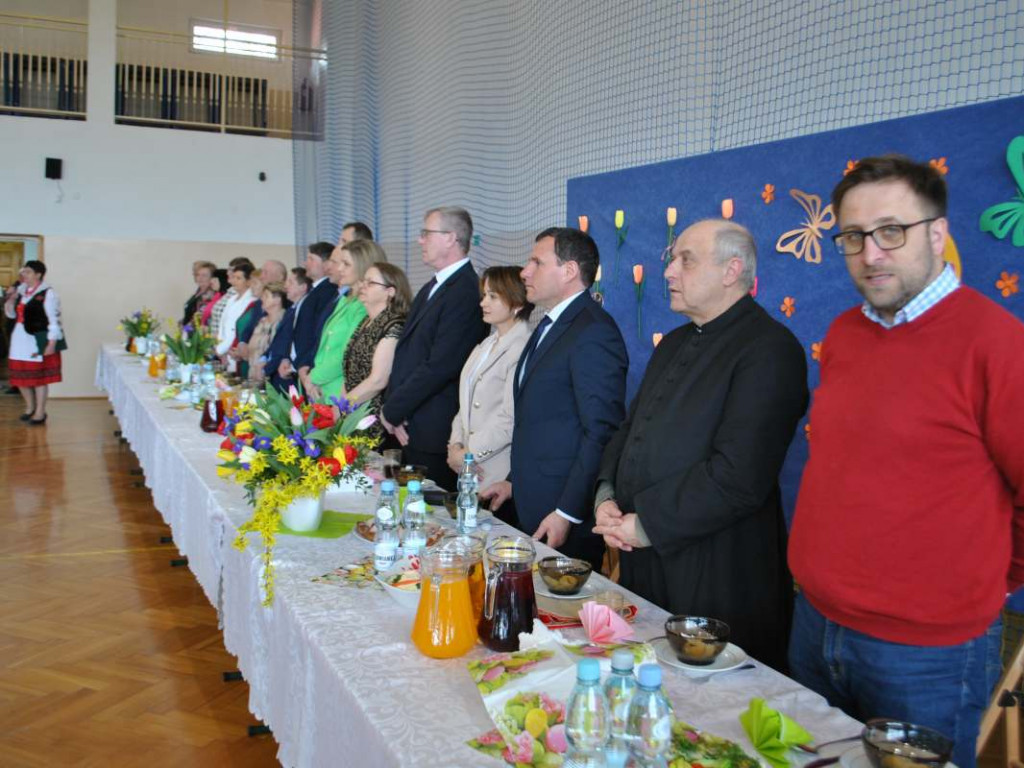 Stoły uginały się od świątecznych specjałów. W Klimontowie odbyło się IX Śniadanie Wielkanocne [zdjęcia]