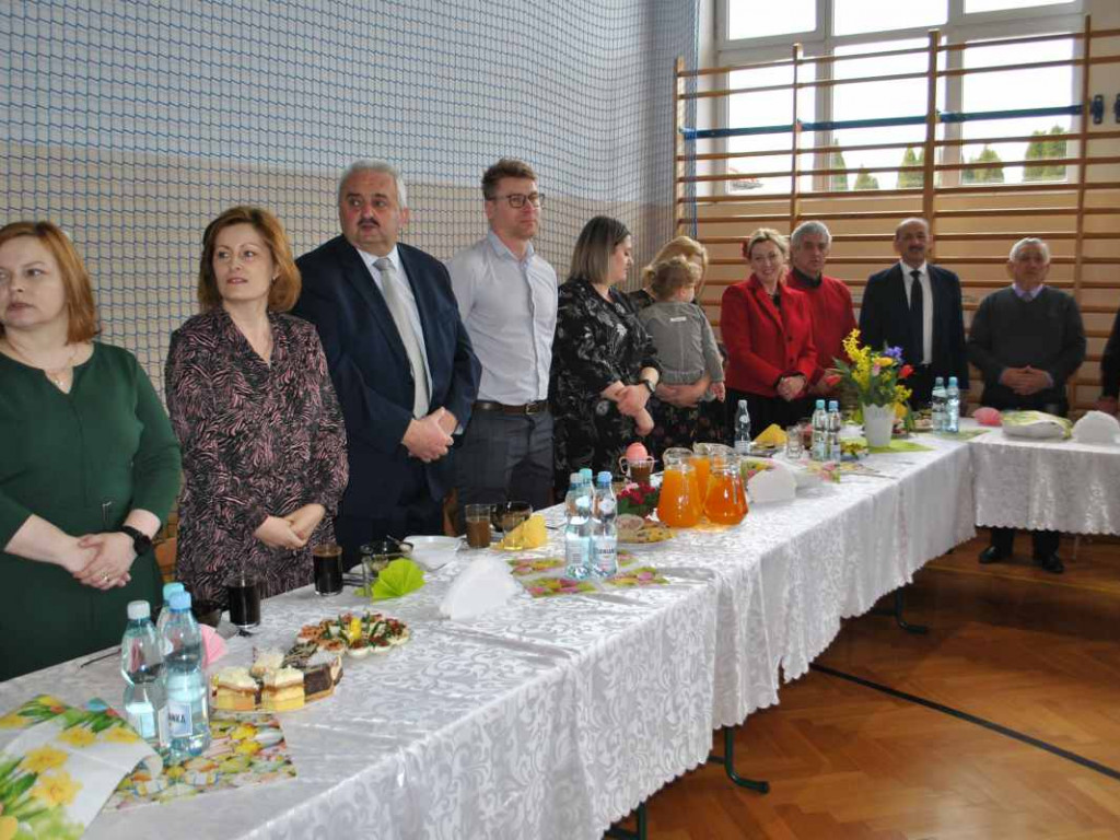 Stoły uginały się od świątecznych specjałów. W Klimontowie odbyło się IX Śniadanie Wielkanocne [zdjęcia]