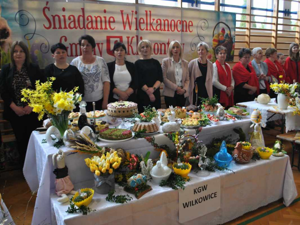 Stoły uginały się od świątecznych specjałów. W Klimontowie odbyło się IX Śniadanie Wielkanocne [zdjęcia]