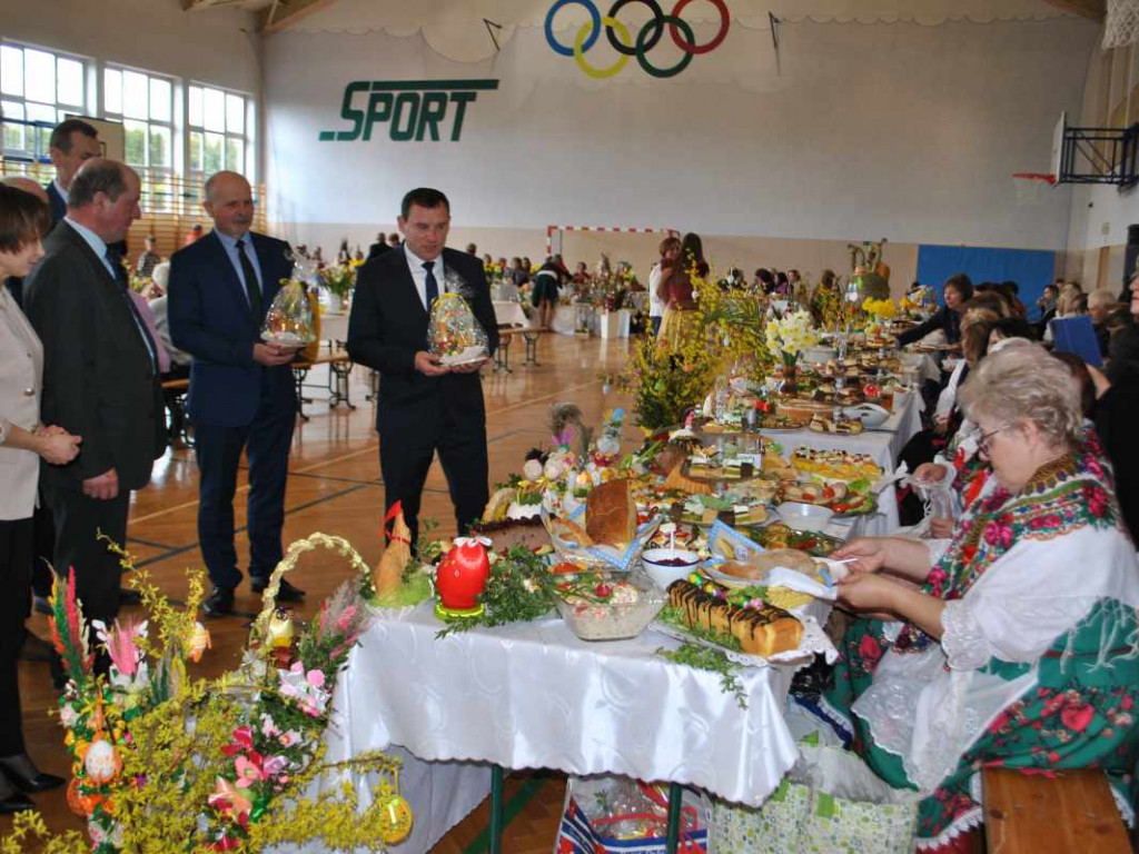 Stoły uginały się od świątecznych specjałów. W Klimontowie odbyło się IX Śniadanie Wielkanocne [zdjęcia]