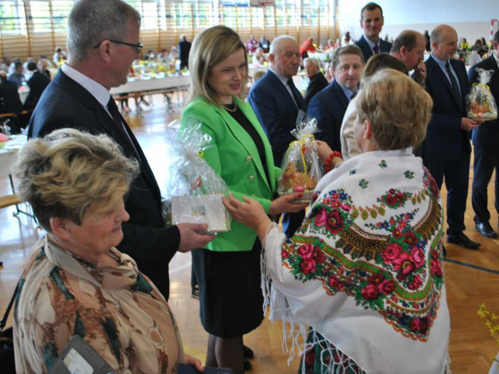 Stoły uginały się od świątecznych specjałów. W Klimontowie odbyło się IX Śniadanie Wielkanocne [zdjęcia]