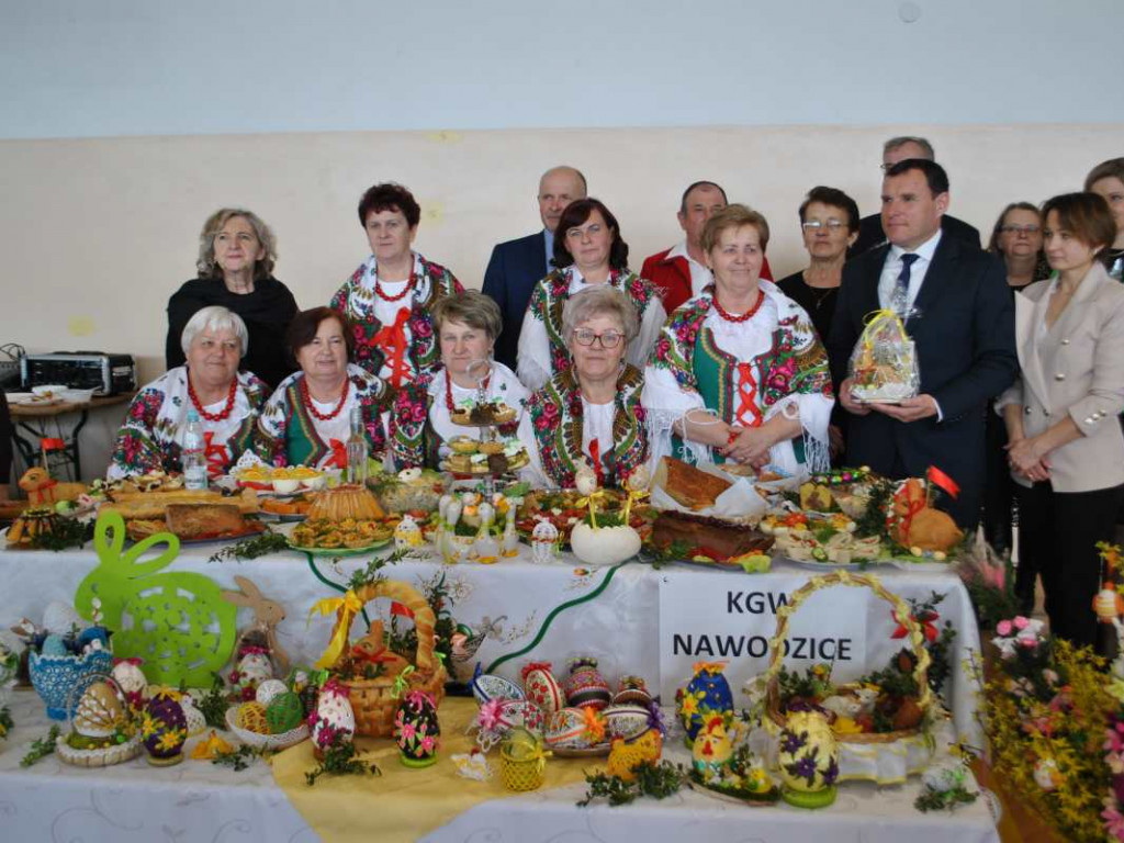 Stoły uginały się od świątecznych specjałów. W Klimontowie odbyło się IX Śniadanie Wielkanocne [zdjęcia]