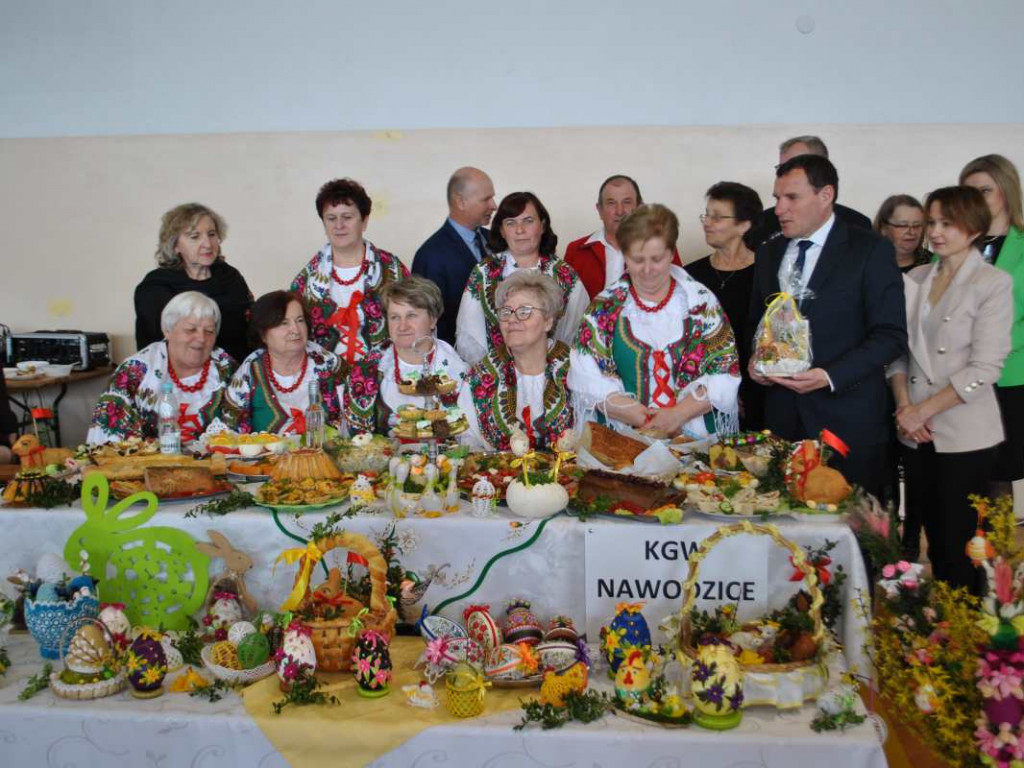 Stoły uginały się od świątecznych specjałów. W Klimontowie odbyło się IX Śniadanie Wielkanocne [zdjęcia]