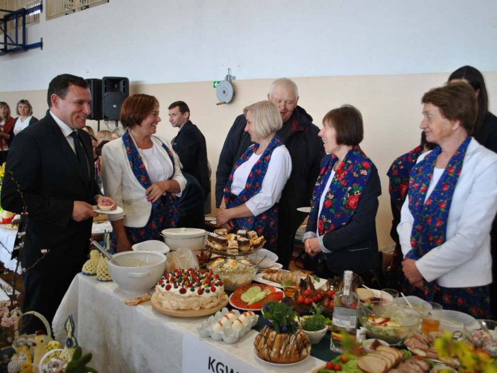 Stoły uginały się od świątecznych specjałów. W Klimontowie odbyło się IX Śniadanie Wielkanocne [zdjęcia]