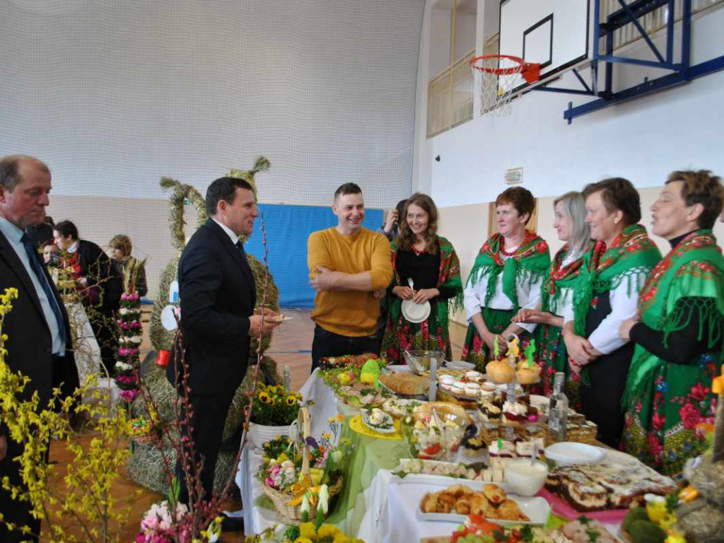Stoły uginały się od świątecznych specjałów. W Klimontowie odbyło się IX Śniadanie Wielkanocne [zdjęcia]