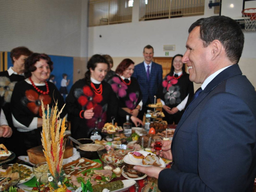 Stoły uginały się od świątecznych specjałów. W Klimontowie odbyło się IX Śniadanie Wielkanocne [zdjęcia]
