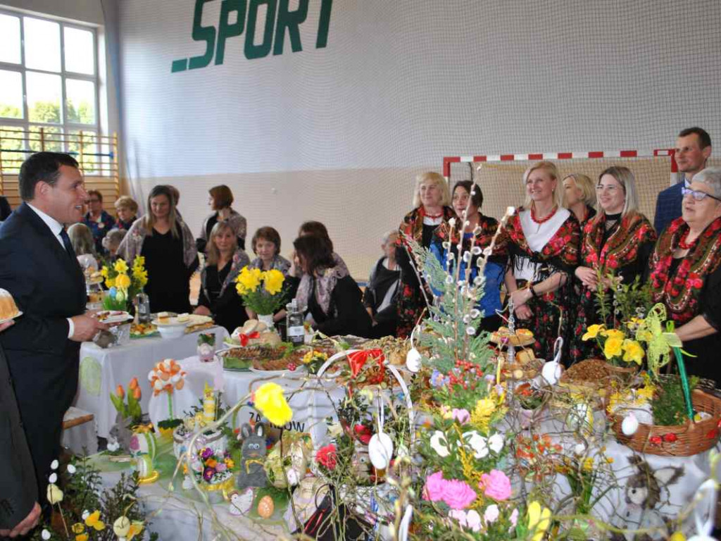 Stoły uginały się od świątecznych specjałów. W Klimontowie odbyło się IX Śniadanie Wielkanocne [zdjęcia]