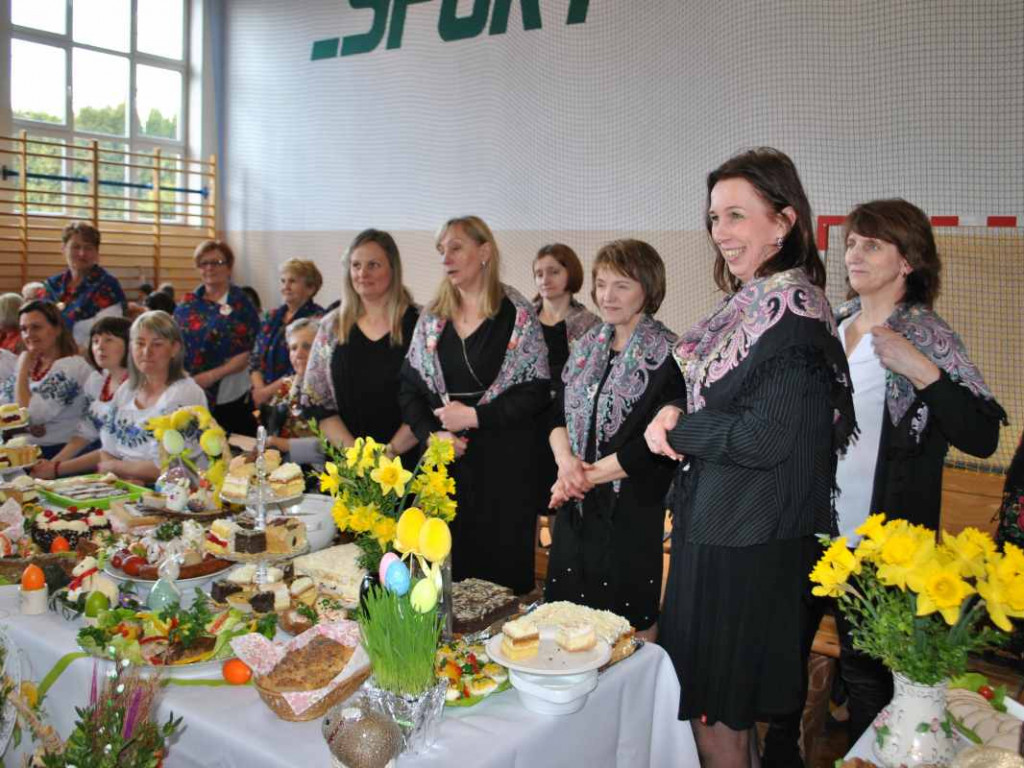 Stoły uginały się od świątecznych specjałów. W Klimontowie odbyło się IX Śniadanie Wielkanocne [zdjęcia]