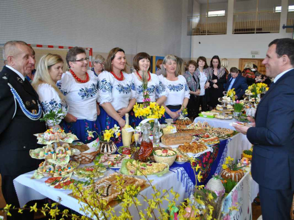 Stoły uginały się od świątecznych specjałów. W Klimontowie odbyło się IX Śniadanie Wielkanocne [zdjęcia]