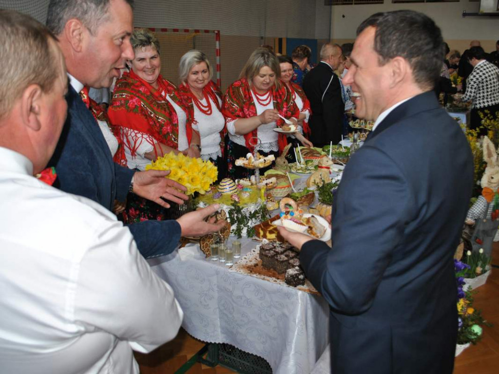 Stoły uginały się od świątecznych specjałów. W Klimontowie odbyło się IX Śniadanie Wielkanocne [zdjęcia]