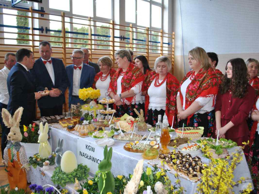 Stoły uginały się od świątecznych specjałów. W Klimontowie odbyło się IX Śniadanie Wielkanocne [zdjęcia]