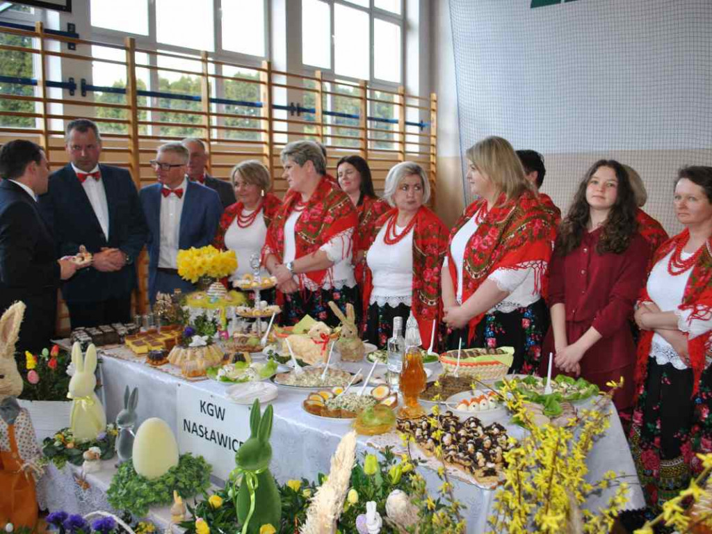 Stoły uginały się od świątecznych specjałów. W Klimontowie odbyło się IX Śniadanie Wielkanocne [zdjęcia]